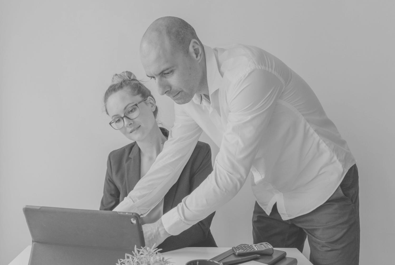 Salle de formation avec participants travaillant sur leurs budgets personnels